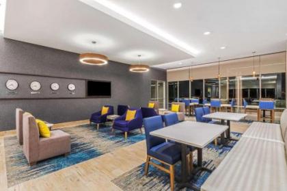 La Quinta Inn & Suites by Wyndham Kansas City Beacon Hill - image 4