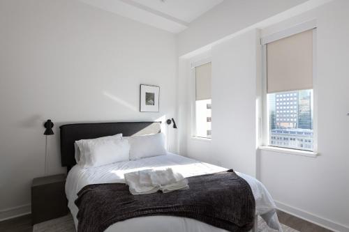 Luxe DT 2BR with City View by Zencity - image 4