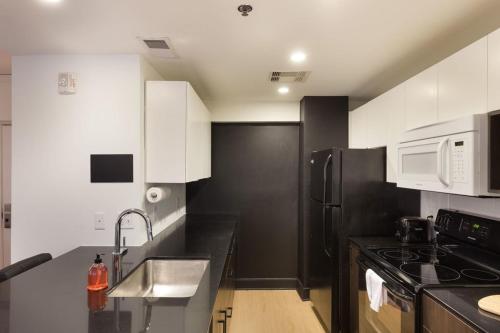 Comfy MW 2BR with Gym & WD by Zencity - image 2