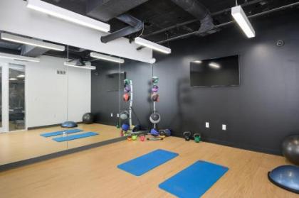 Comfy MW 1BR with Gym & WD by Zencity - image 3