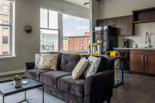Frontdesk 915 Broadway Apts Downtown Kansas City - main image