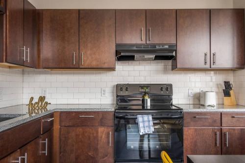 Frontdesk 915 Broadway Apts Downtown Kansas City - image 4