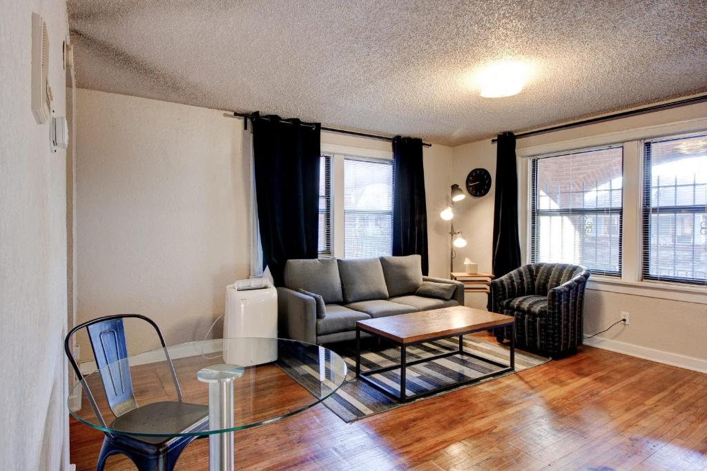 Vintage MW 1BR with Full Kitchen by Zencity - main image