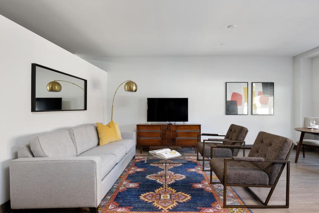 Modern DT 1BR with Free Parking by Zencity - main image