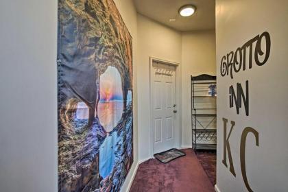 Peaceful Apartment Close to KCs Best Attractions - image 3