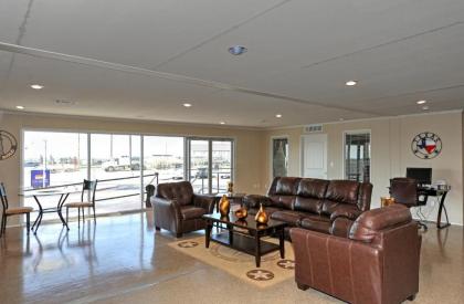 Instalodge Hotel and Suites Karnes City - image 3