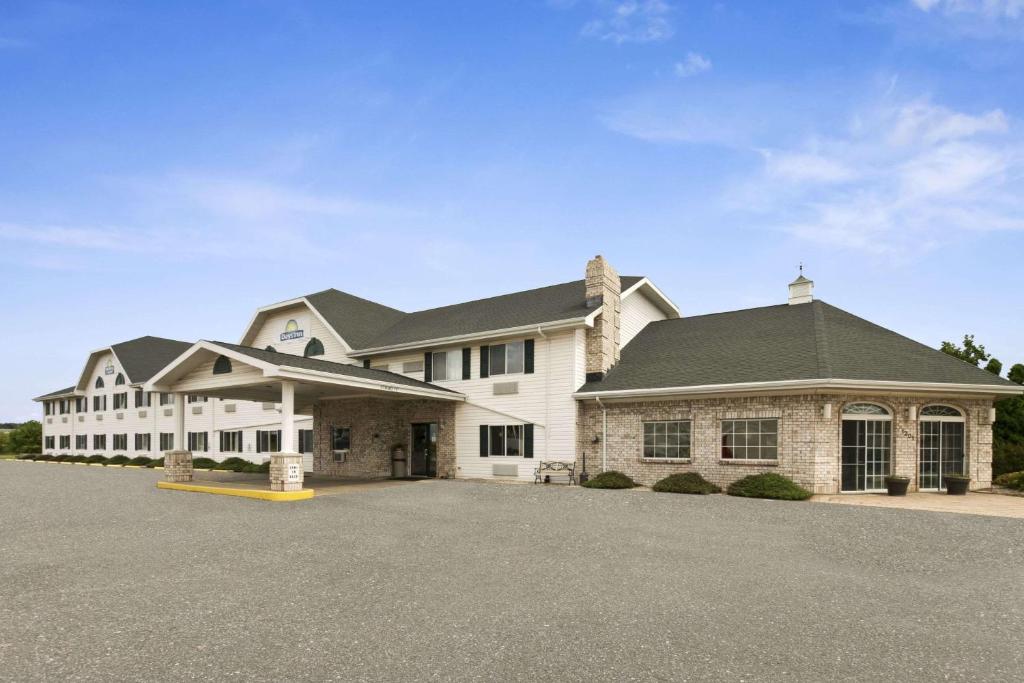 Days Inn & Suites by Wyndham Kaukauna WI - main image