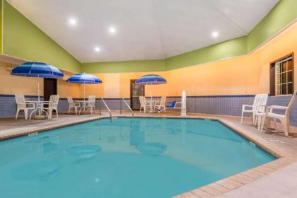 Days Inn & Suites by Wyndham Kaukauna WI - image 4