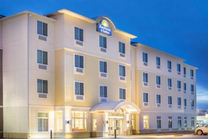 Days Inn & Suites by Wyndham Kearney - image 1