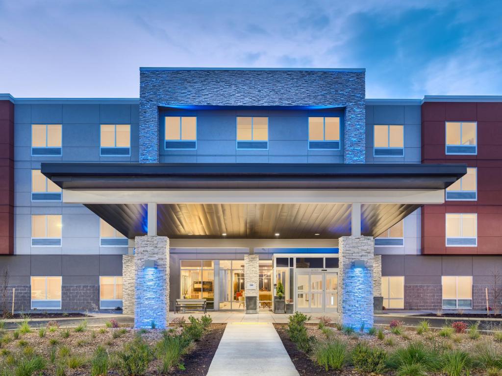 Holiday Inn Express & Suites Salem North - Keizer an IHG Hotel - image 2