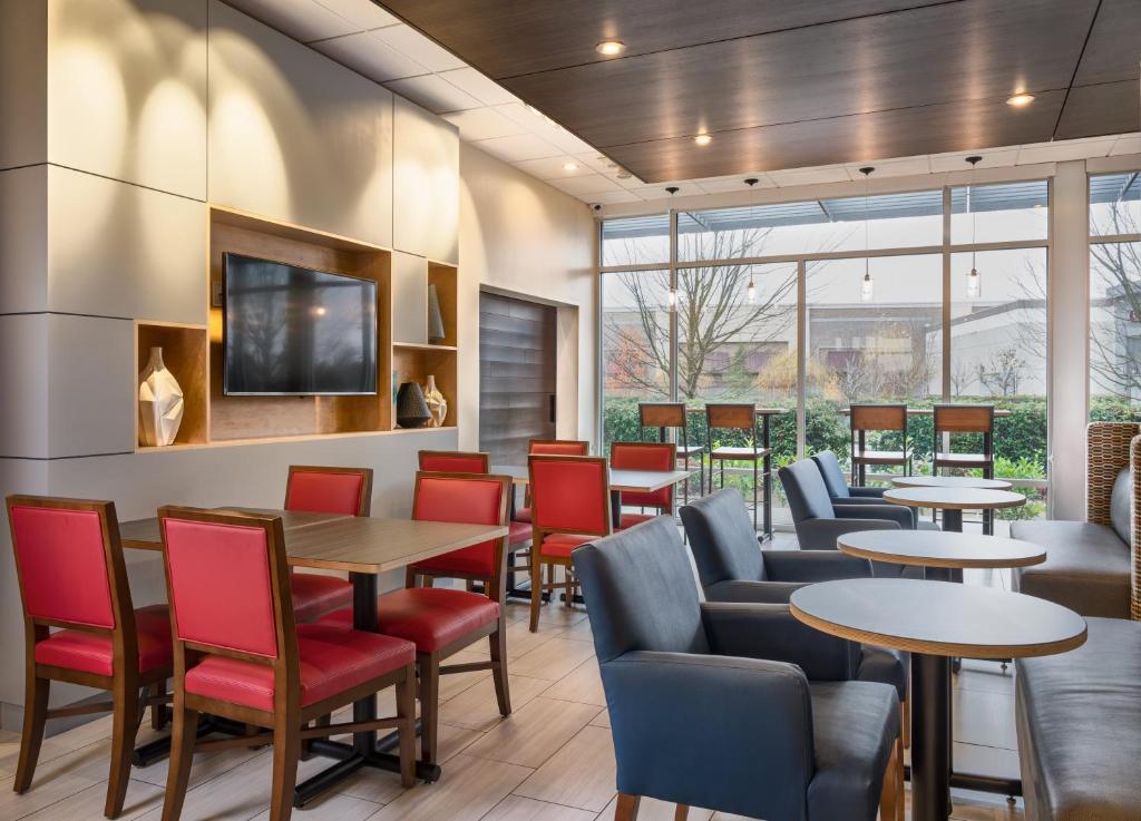 Holiday Inn Express & Suites Salem North - Keizer an IHG Hotel - image 7