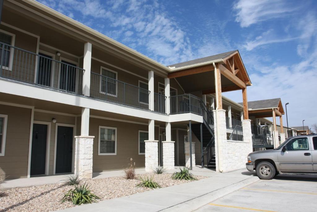 Eagles Den Suites at Kenedy - main image