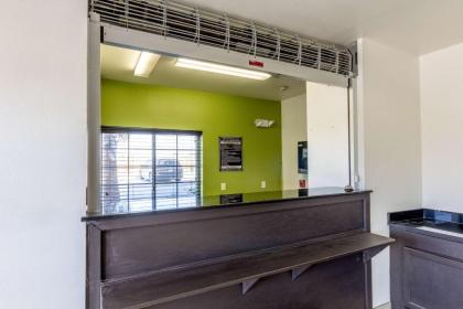 Super 8 Extended Stay by Wyndham Kenedy - image 10