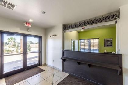 Super 8 Extended Stay by Wyndham Kenedy - image 11