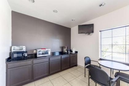 Super 8 Extended Stay by Wyndham Kenedy - image 8