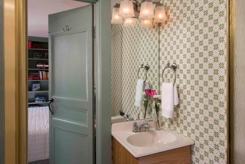 Waldo Emerson Inn - image 3
