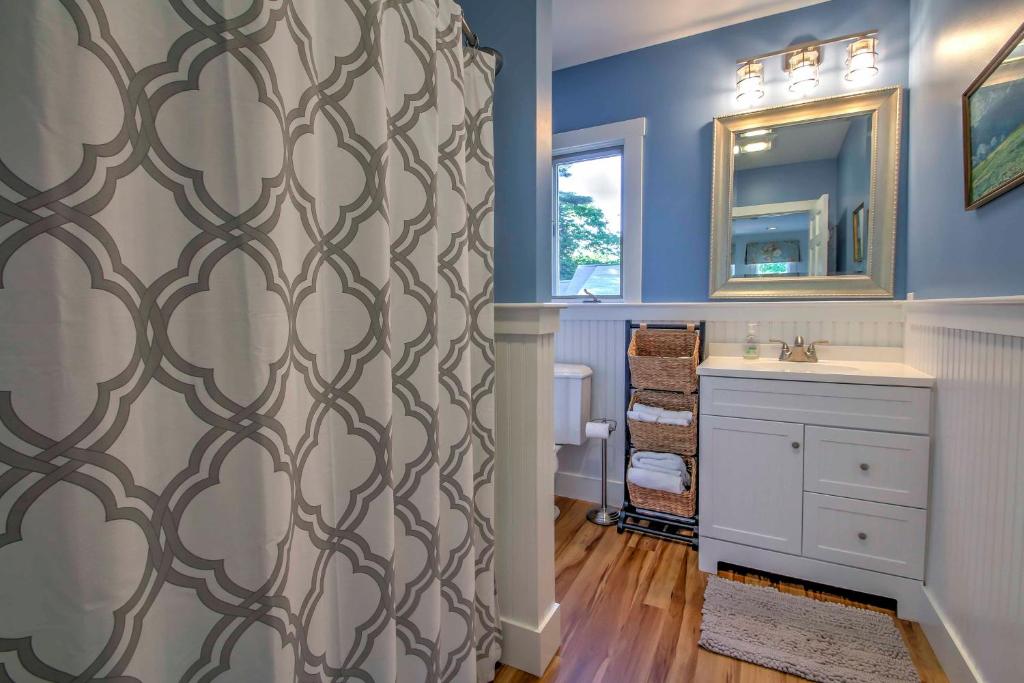 Superb 3-Story Kennebunk Home - half Mi to Beach! - image 2