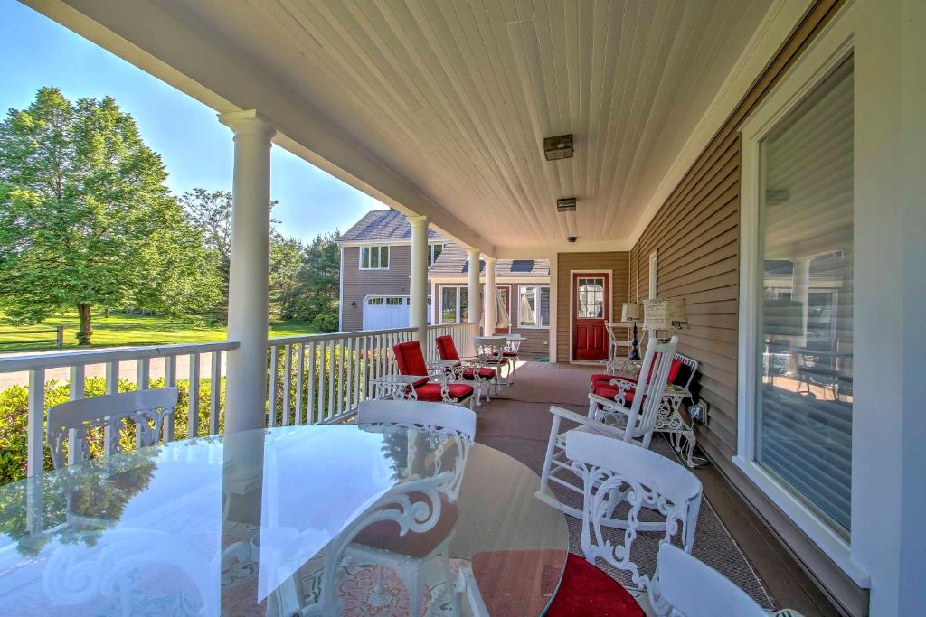 Superb 3-Story Kennebunk Home - half Mi to Beach! - image 7