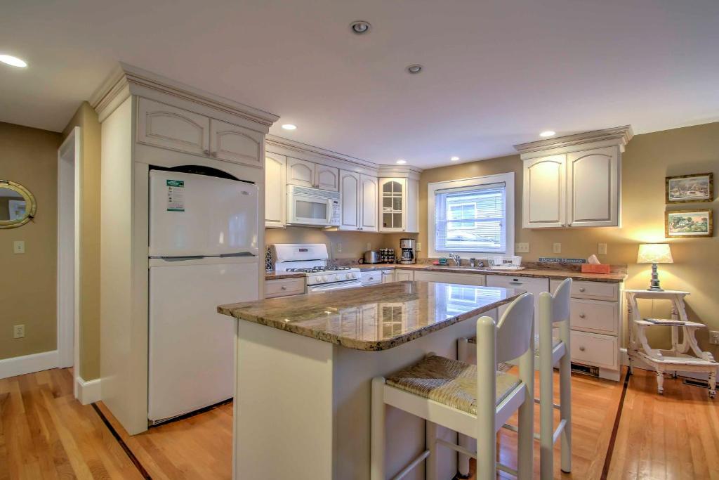 Lovely Kennebunk Guesthouse - 2 Mi to Dock Square! - image 5
