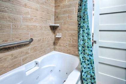 Charming Jacuzzi-Suite - Walk to Parsons Beach! - image 10