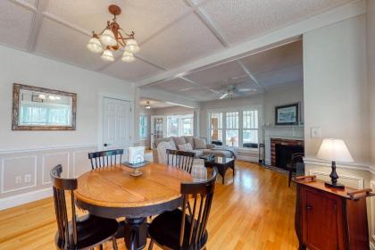 Quaint Bungalow - image 9