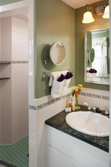 1802 House Bed & Breakfast - image 9