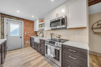 Luxury Apartment in Historic Carriage House - image 12