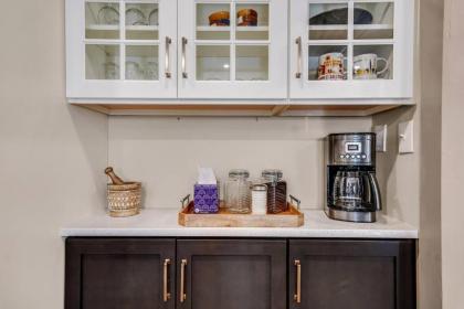 Luxury Apartment in Historic Carriage House - image 14