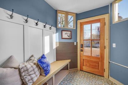 Luxury Apartment in Historic Carriage House - image 3