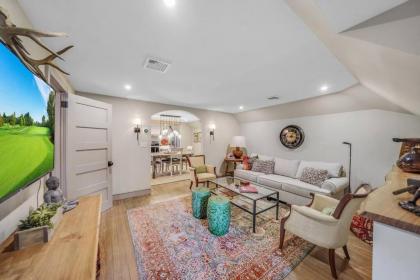 Luxury Loft in Historic Carriage House - image 10