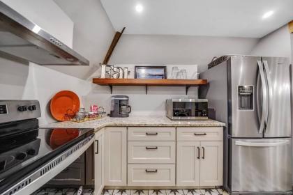Luxury Loft in Historic Carriage House - image 9
