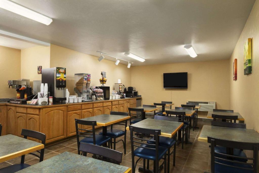 Super 8 by Wyndham Kennewick - image 2