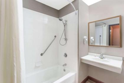 Super 8 by Wyndham Kenosha/Pleasant Prairie - image 10
