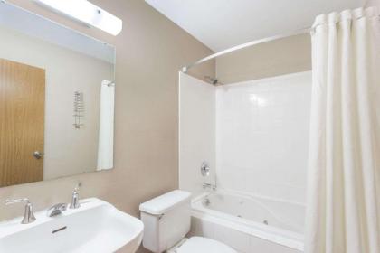 Super 8 by Wyndham Kenosha/Pleasant Prairie - image 11