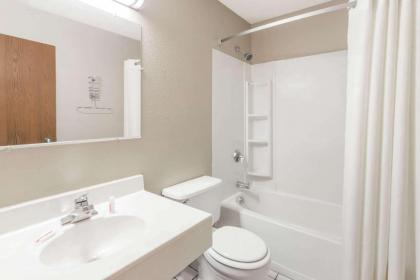 Super 8 by Wyndham Kenosha/Pleasant Prairie - image 12