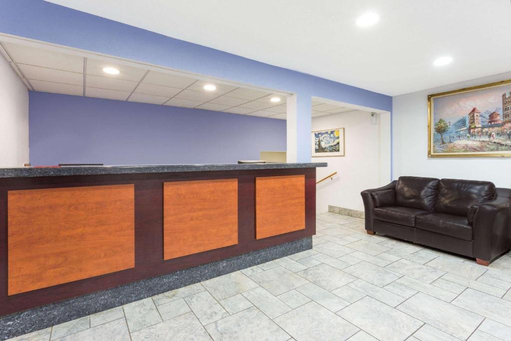 Super 8 by Wyndham Kenosha/Pleasant Prairie - image 5