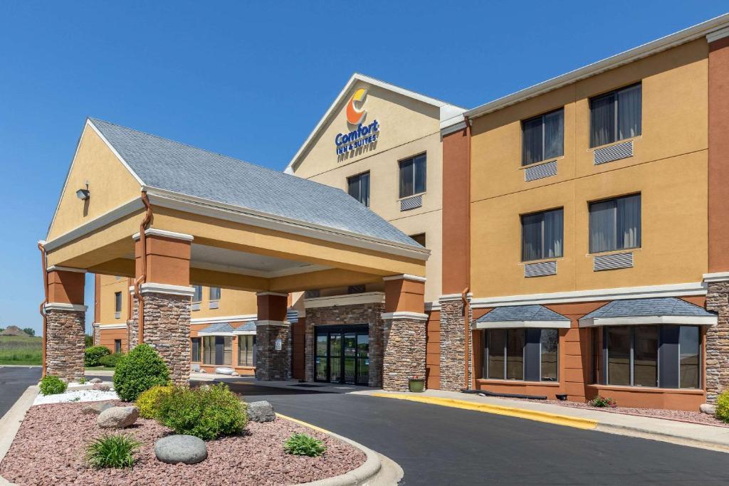 Comfort Inn & Suites Kenosha - main image