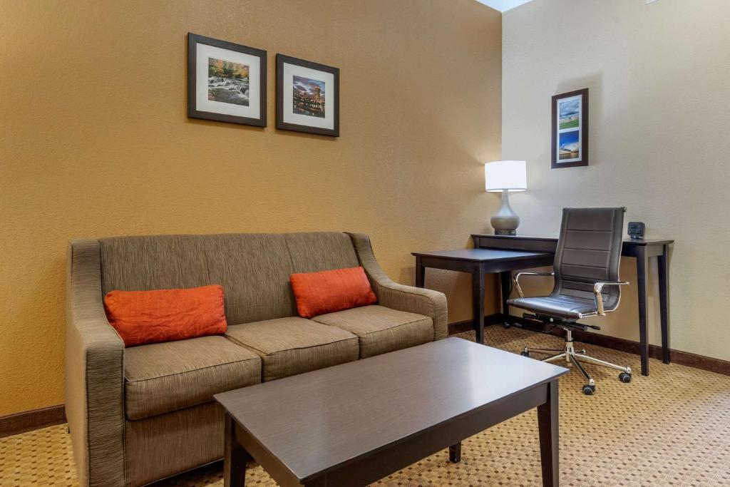 Comfort Inn & Suites Kenosha - image 3