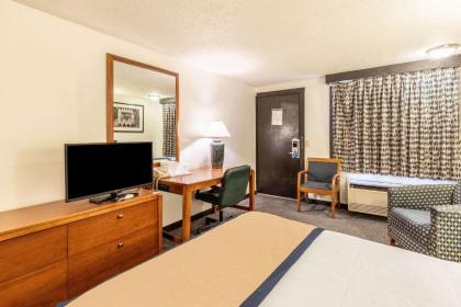Rodeway Inn & Suites I-94 Kenosha - image 9