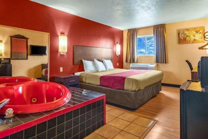 Econo Lodge Kent - image 12