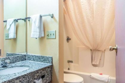 Econo Lodge Kent - image 13