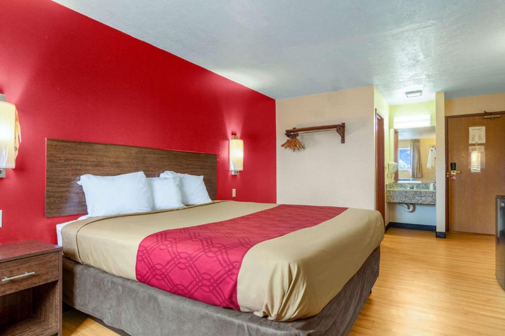 Econo Lodge Kent - image 5