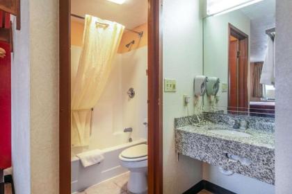 Econo Lodge Kent - image 6