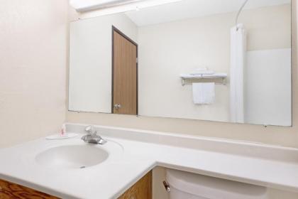 Super 8 by Wyndham Kent/Akron Area - image 11