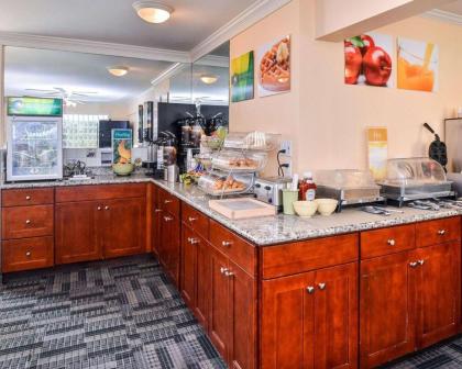 Quality Inn Hotel Kent - image 10
