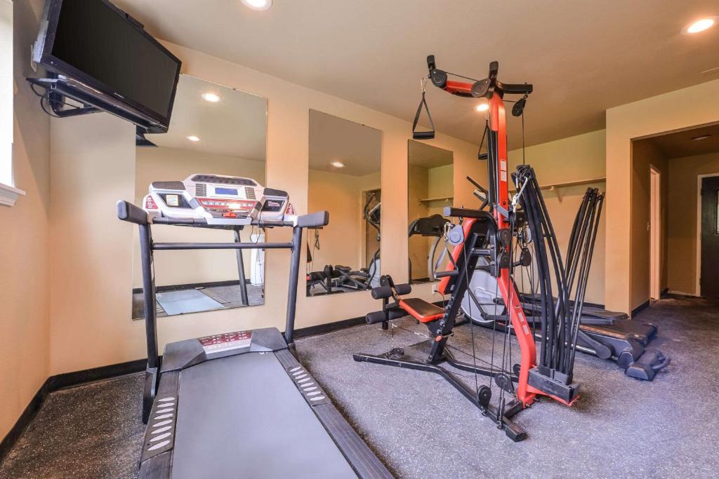 Quality Inn Hotel Kent - image 2