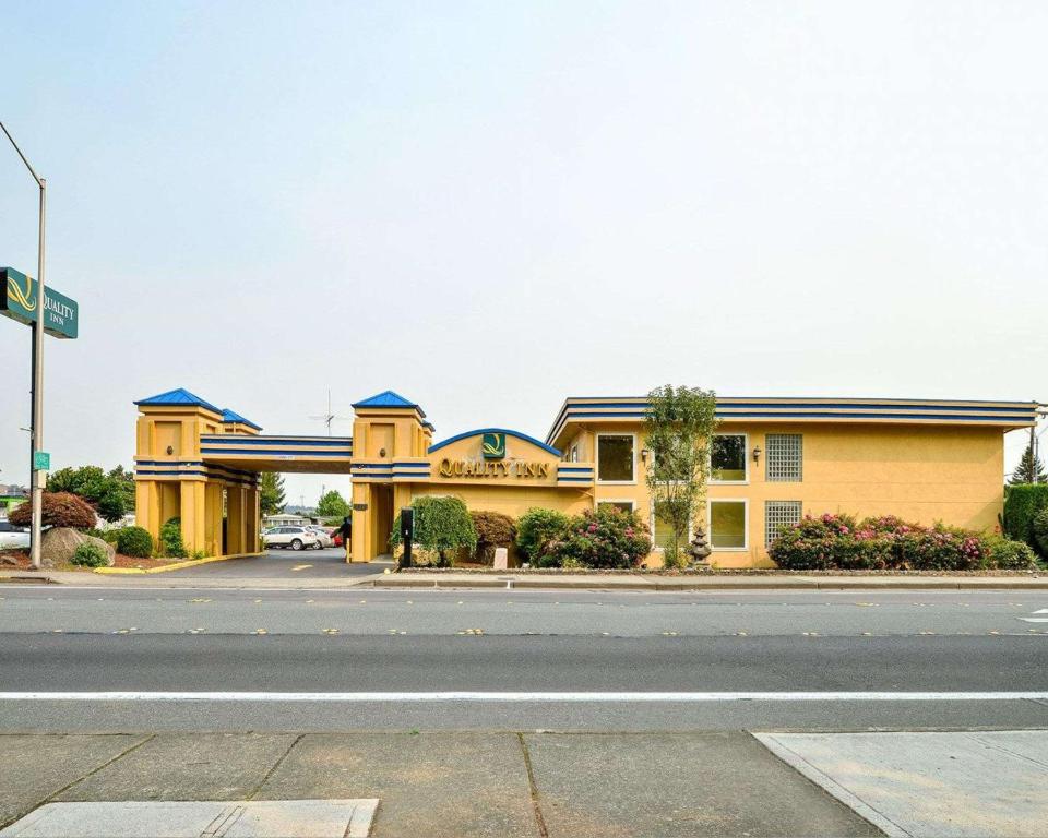 Quality Inn Hotel Kent - image 7