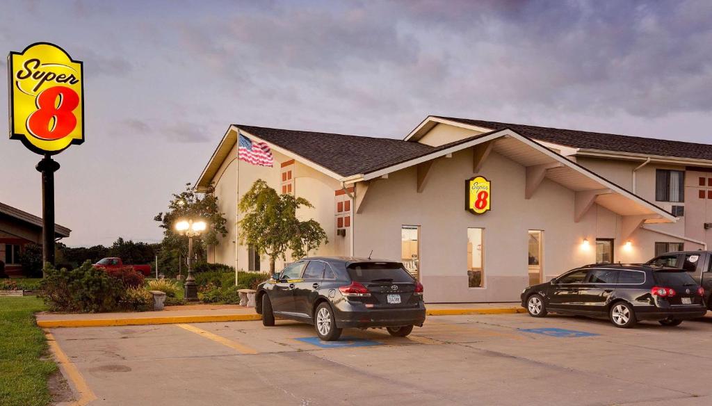 Super 8 by Wyndham Keokuk - main image