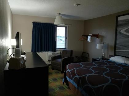 Super 8 by Wyndham Keokuk - image 2