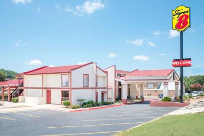 Super 8 by Wyndham Kerrville tX
